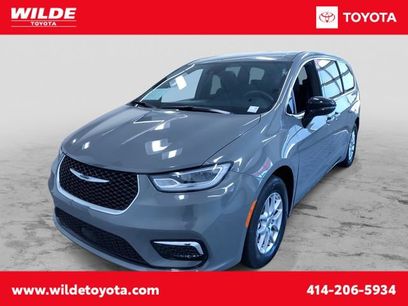 Used 2025 Chrysler Pacifica Select