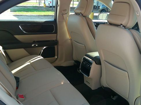 Used 2019 Lincoln Continental Select image 25