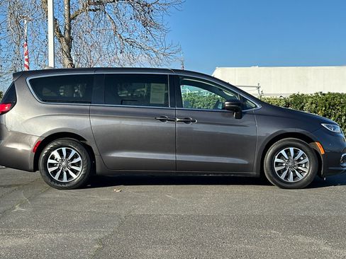 Used 2022 Chrysler Pacifica Touring-L image 3