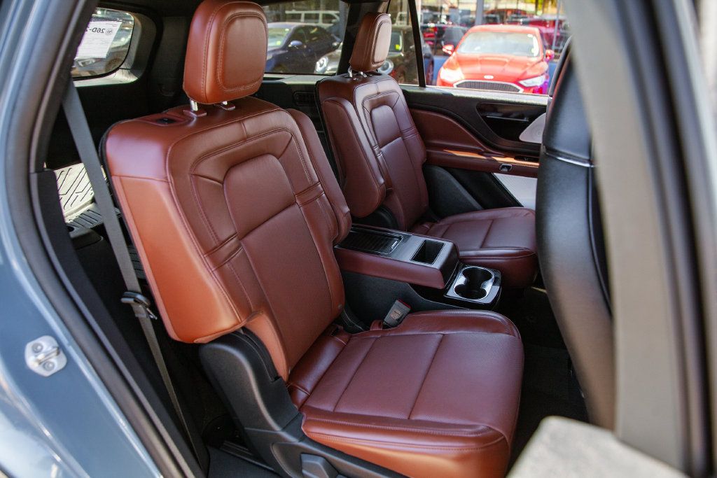Used 2025 Lincoln Aviator Reserve w/ Equipment Group 201A AWD/4WD image 12