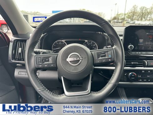Used 2025 Nissan Pathfinder SV image 14