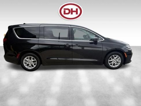 Used 2023 Chrysler Pacifica Touring-L FWD image 2
