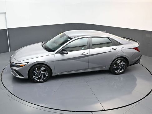 Used 2025 Hyundai Elantra SEL FWD image 19
