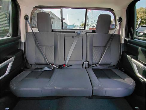 Used 2017 Nissan Titan SV image 7
