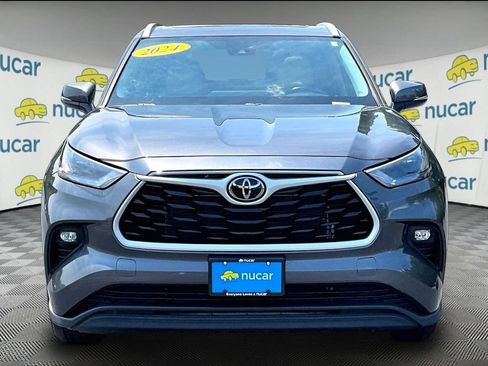Used 2024 Toyota Highlander XLE FWD image 2