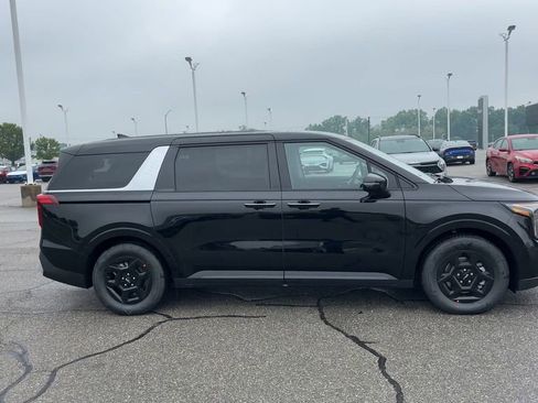 New 2025 Kia Carnival FWD image 9