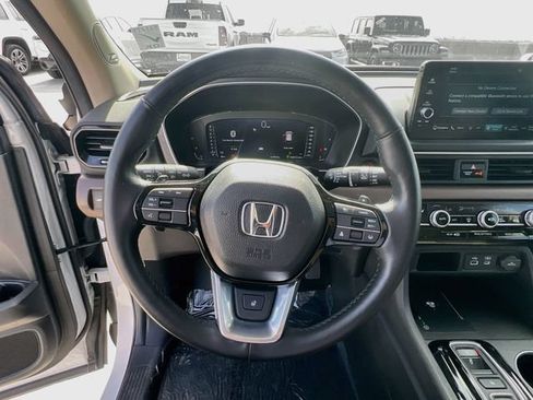 Used 2025 Honda Pilot Elite image 16