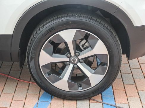 Used 2025 Volvo XC40 B5 Plus image 6