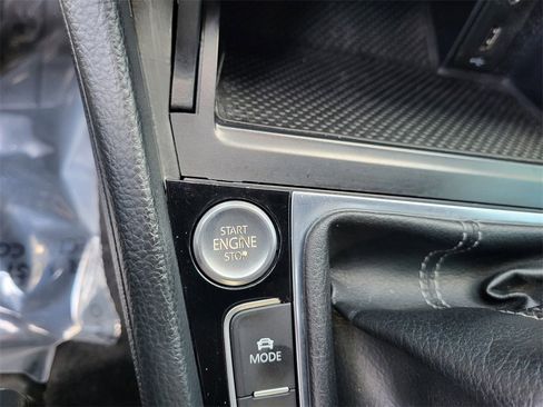 Used 2017 Volkswagen Golf R 4-Door image 26