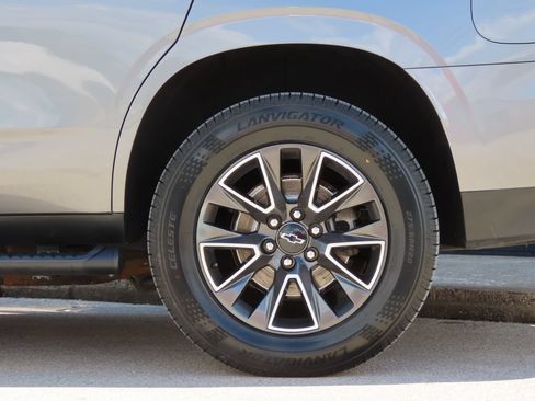 Used 2021 Chevrolet Tahoe Z71 w/ Luxury Package AWD/4WD image 15