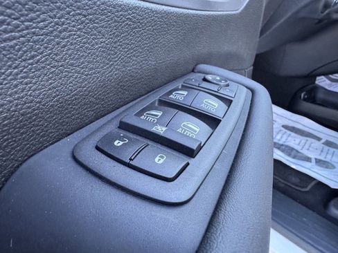 New 2024 Chrysler Pacifica Limited w/ Uconnect Theater Family Group image 28