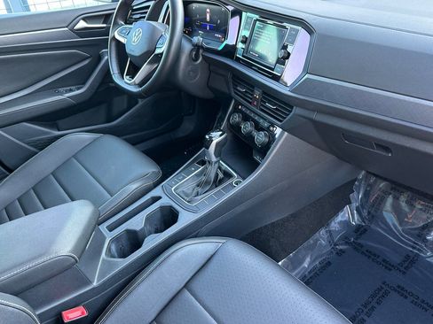Used 2024 Volkswagen Jetta SE w/ Panoramic Sunroof Package image 17