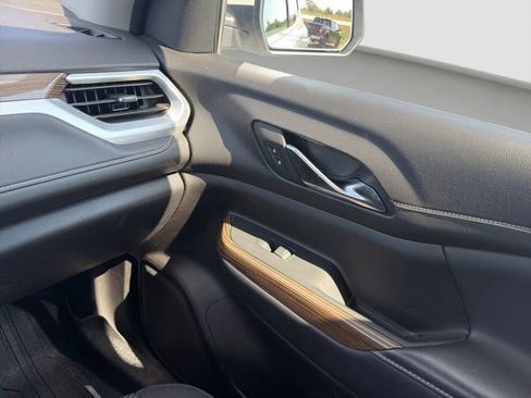 Used 2022 GMC Acadia SLE w/ Driver Convenience Package FWD image 17