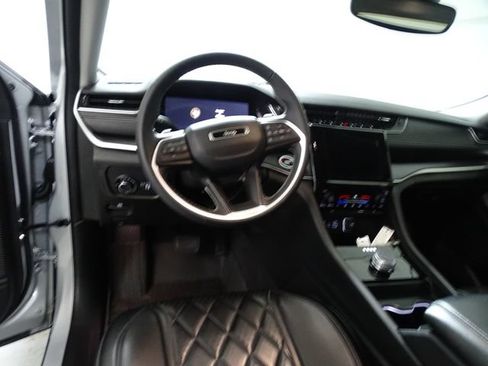 Certified 2024 Jeep Grand Cherokee Laredo AWD/4WD image 5