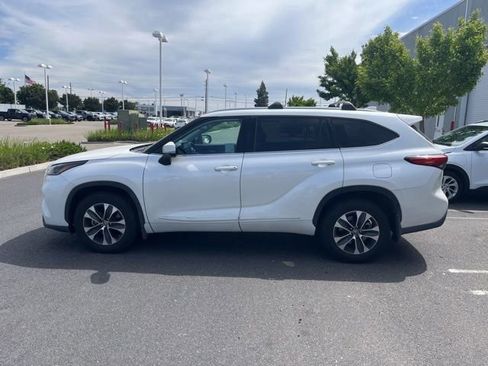 Used 2021 Toyota Highlander XLE AWD/4WD image 8