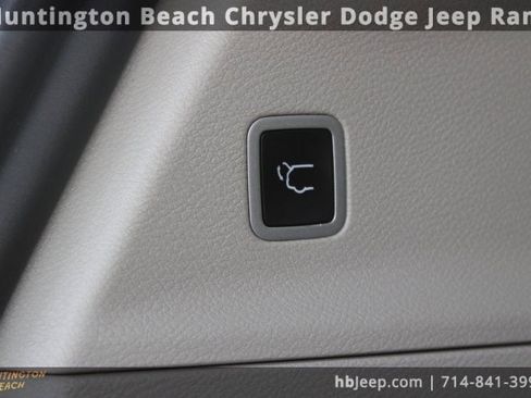 Used 2023 Chrysler Pacifica Touring-L image 35