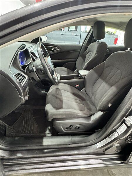 Used 2015 Chrysler 200 Limited w/ Convenience Group FWD image 4