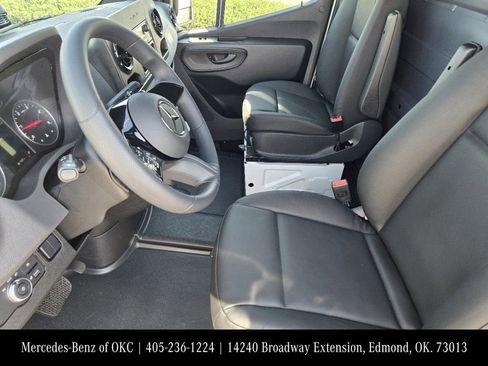 Used 2025 Mercedes-Benz Sprinter 2500 image 13