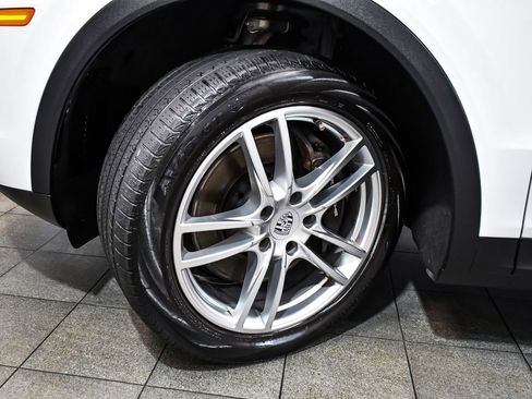 Used 2023 Porsche Cayenne AWD/4WD image 7