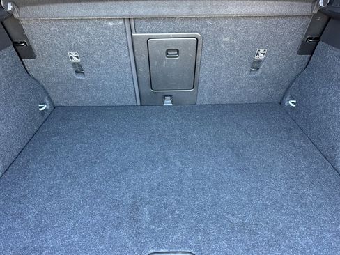 Certified 2025 Volvo XC40 B5 Core image 18