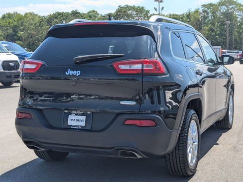 Used 2016 Jeep Cherokee Latitude w/ Comfort & Sound Group FWD image 3