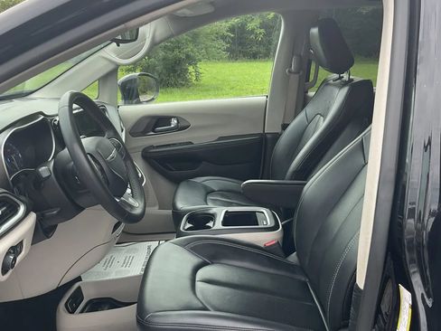 Used 2024 Chrysler Pacifica Touring-L FWD image 11
