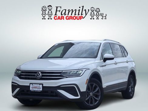 Used 2023 Volkswagen Tiguan SE w/ Panoramic Sunroof Package FWD image 1