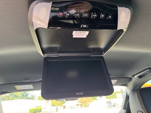 Used 2022 GMC Yukon XL AT4 image 12