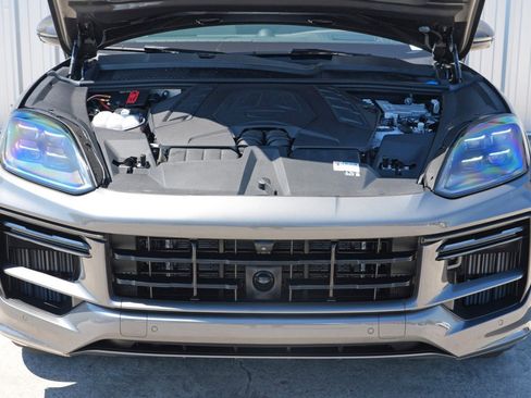 Used 2024 Porsche Cayenne Turbo image 8