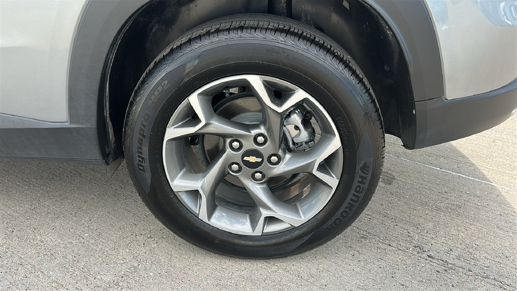 Used 2025 Chevrolet Trax LT FWD image 17