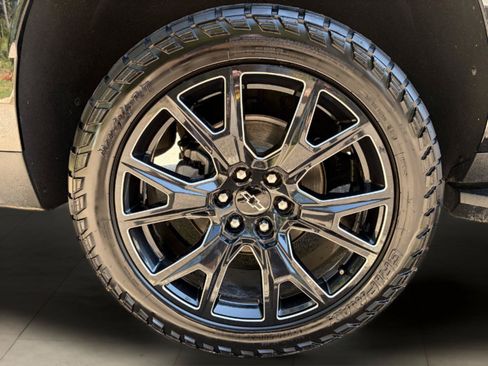 Used 2023 Chevrolet Suburban LS RWD image 8