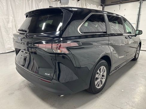 Used 2025 Toyota Sienna XLE image 7