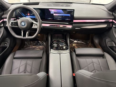 Used 2025 BMW 550e xDrive w/ Premium Package AWD/4WD image 16