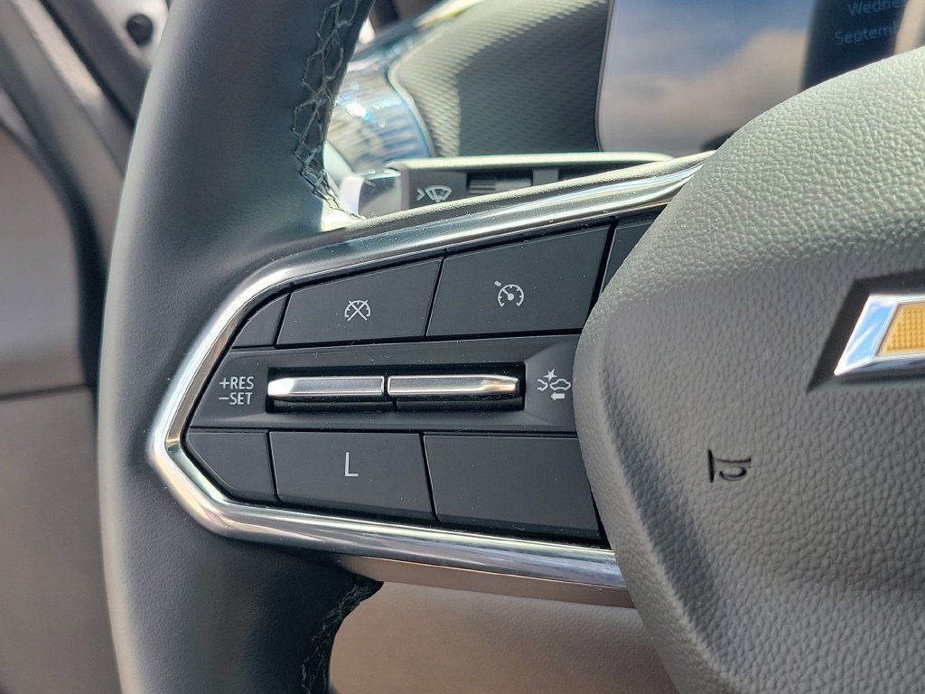 Used 2025 Chevrolet Equinox LT AWD/4WD image 13