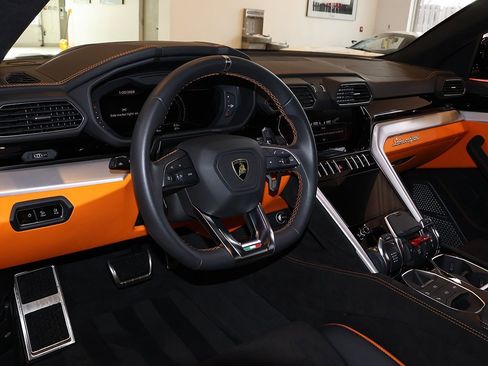 Used 2023 Lamborghini Urus S image 6