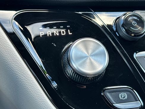 Used 2024 Chrysler Pacifica Touring-L image 22