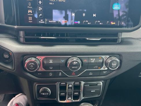 Used 2026 Jeep Gladiator Sport AWD/4WD image 4