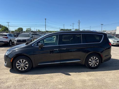 Used 2018 Chrysler Pacifica Touring-L FWD image 12
