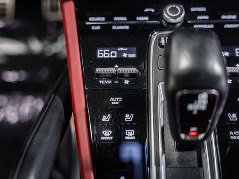 Used 2021 Porsche Cayenne Turbo image 21