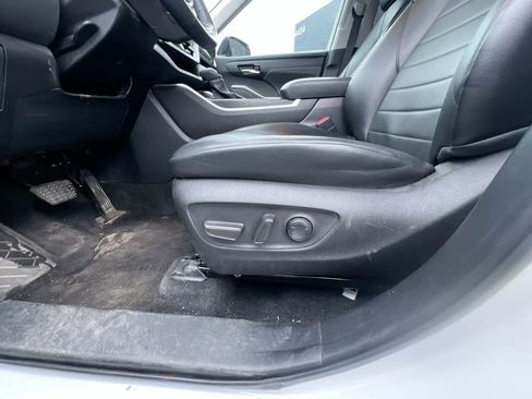 Used 2024 Toyota Highlander XLE image 12
