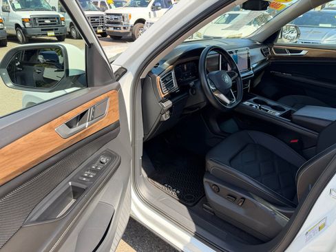 Used 2024 Volkswagen Atlas SE AWD/4WD image 21