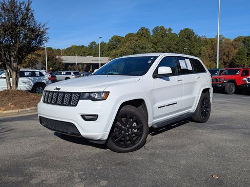 Used 2022 Jeep Grand Cherokee Laredo X image 1