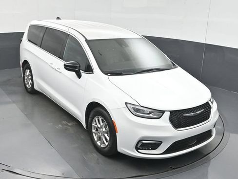 Used 2026 Chrysler Pacifica Select FWD image 41