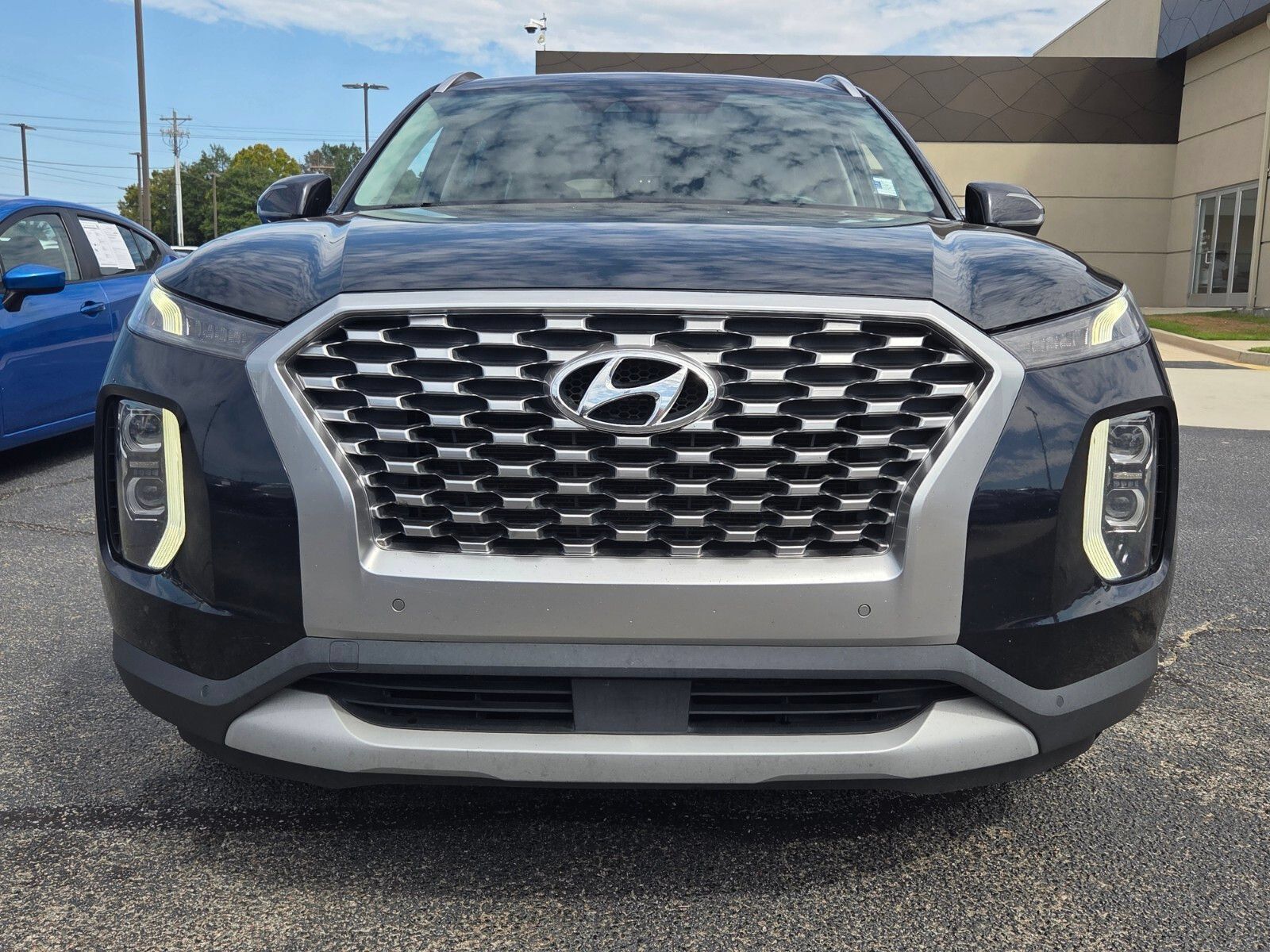 Used 2022 Hyundai Palisade SEL w/ Premium Package FWD image 2