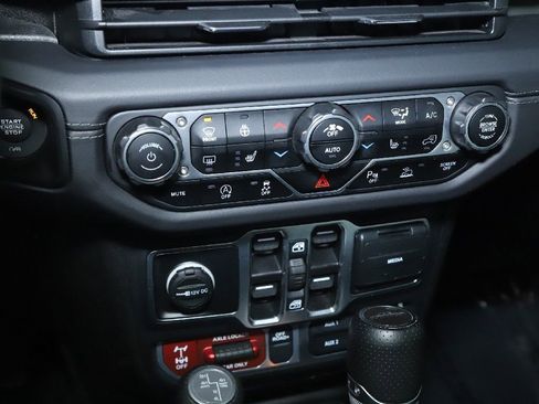 Used 2025 Jeep Gladiator Mojave AWD/4WD image 23