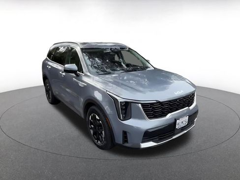 Used 2024 Kia Sorento S image 3
