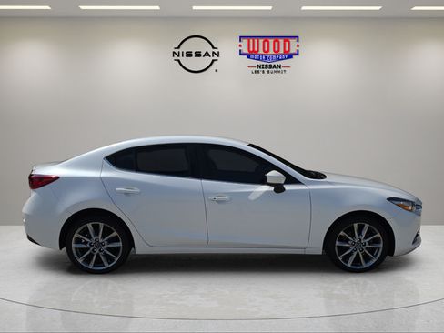 Used 2018 MAZDA MAZDA3 Touring FWD image 2