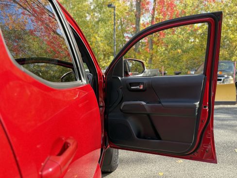 Used 2019 Toyota Tacoma TRD Off-Road image 36