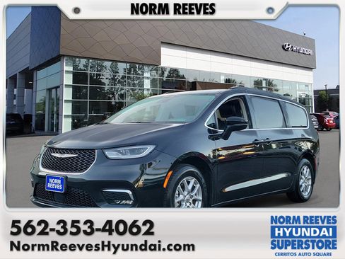 Used 2022 Chrysler Pacifica Touring-L image 1