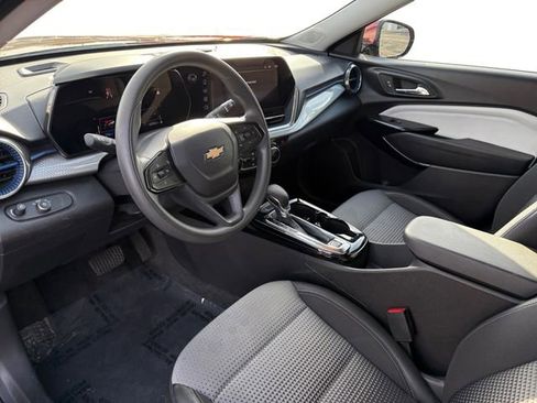 Used 2025 Chevrolet Trax LT FWD image 12
